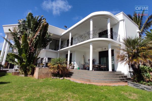 Une Villa d'architecte de standing meublée et équipée F5 avec terrain de tennis à Talatamaty