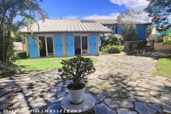 A vendre grande propriété de 1500M2 avec villa F4 à Ambatomaro. Contact Mr Jacky