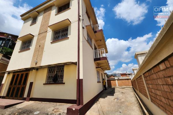 À VENDRE - IMMEUBLE R+2 AVEC COMBLES HABITABLES - TSIADANA. Contact Mr Jacky