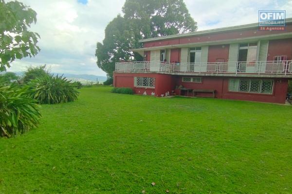 A vendre, bien rare en ville, une belle propriété de 4 288 m2, offrant une belle vue, sur la Haute ville- Antananarivo