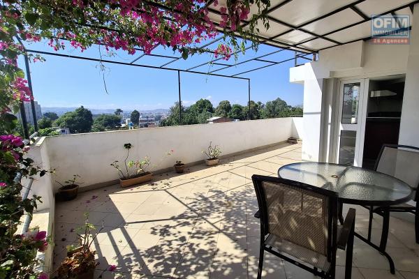 OFIM Immobilier offre en location un appartement T4 en triplex avec une surface de 40m2 par niveau sur Ivandry.