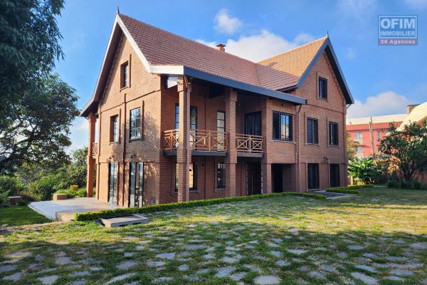 &Agrave; louer une villa neuve style traditionnelle de type F6 sur un terrain bien am&eacute;nag&eacute; de 3 500m2 avec vue d&eacute;gag&eacute;e sur le lac et acc&egrave;s facile &agrave; Mandrosoa Ivato. LOUER
