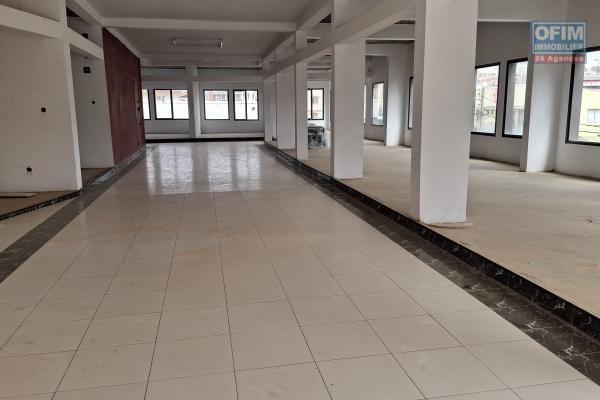 OFIM Immobilier offre en location des locaux commerciaux de 12m2 au 1 étage d'un bâtiment en bord de route sur Andravoahangy