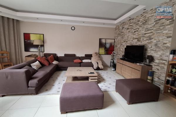 OFIM immobilier offre en location un T4 semi meublé en duplex à 5min d'Ivandry dans une résidence sécurisée H24