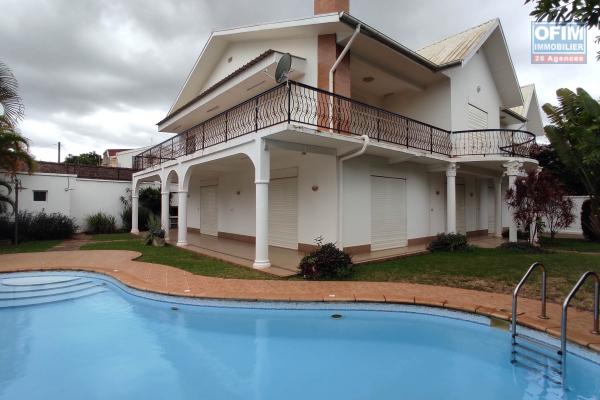 Spacieuse villa F7 avec piscine située dans un c-quartier résidentiel à androhibe à moins de 7 mn d'ivandry