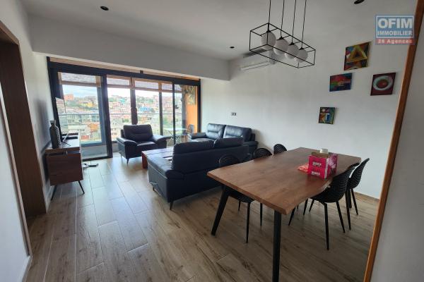 À louer un appartement meublé de standing type F3 avec rooftop privatif sise à Androhibe dans une résidence hautement sécurisée.