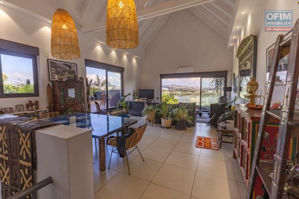 OFIM immobilier offre en location un beau T4 en duplex de 300m2 en surface habitable meublé et équipé dans une résidence sécurisé H24 sur Ivandry.