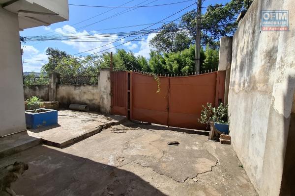 OFIM vous propose à la vente une maison à étage de type F4, idéale pour vos projets professionnels ou commerciaux, édifiée sur un terrain de 130 m² et située en bord de route à Betongolo.