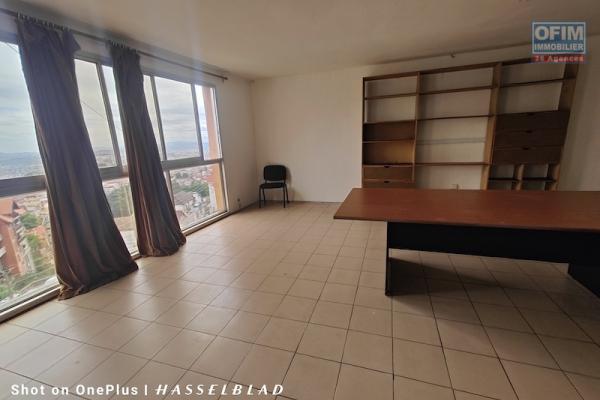 A louer grand Appartement T3 de 126M2 à ambohijatovo ambony( centre ville)