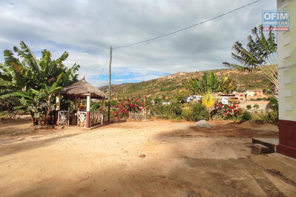A VENDRE , une propriété avec une maison  F4 sur un terrain de 2213m2 à 50m de la RN2 à Ambohimalaza