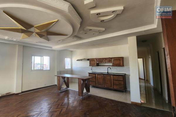 Appartement à usage habitation ou bureau de type T3 à louer dans le centre ville sis à Isoraka au dernier étage d'un bâtiment de R+3