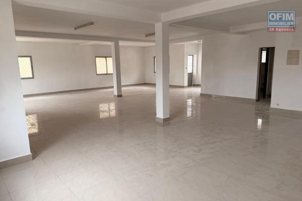 OFIM Immobilier offre en location un bâtiment de 4 étage au surface totale de 750m2 en bord de route sur analakely à usage de bureau ou commercial