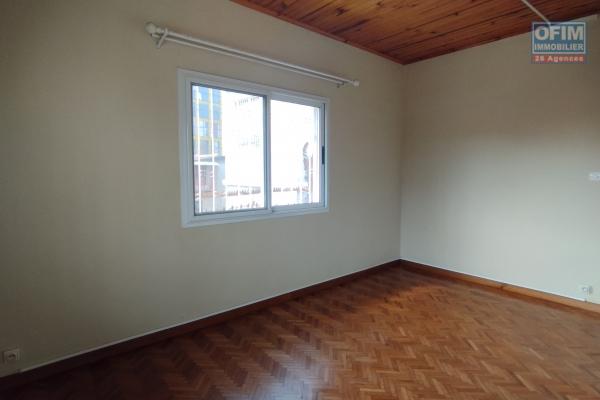 A louer, appartement T4, neuf, à l'étage sur Itaosy- Antananarivo