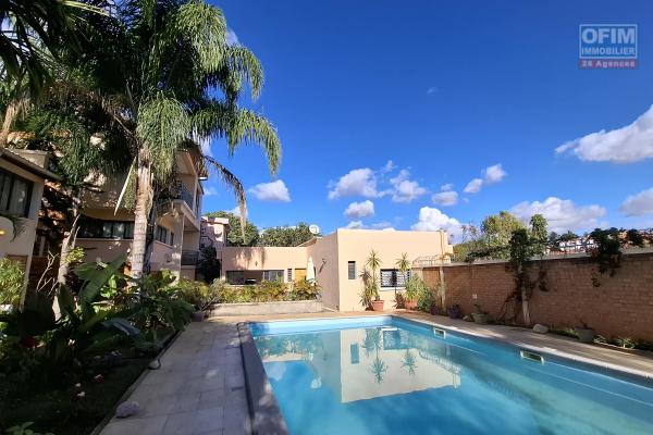 OFIM immobilier  loue un appartement T3 meublé équipé sur Ivato, à 5min de l'aéroport.