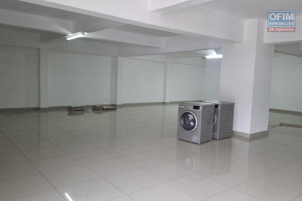 OFIM Immobilier offre en location un entrepôt  de 480m2 en deux niveaux sur ambolokandrina à environ 30min du centre ville.