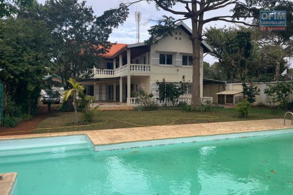 Une villa F6 avec piscine à 5mn à pied du Lycée Français à Ambatobe