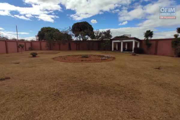 A VENDRE un beau terrain de 781m2 entièrement clôturé et aménagé à Ampitatafika