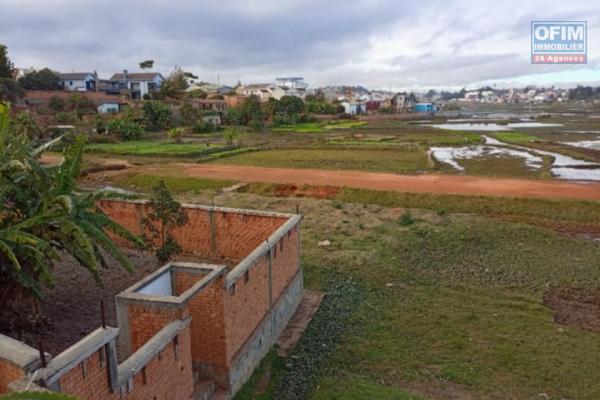 A vendre, un terrain de 520 m2 en bord de la nouvelle route principale Somacou vers Tsarasaotra- Antananarivo