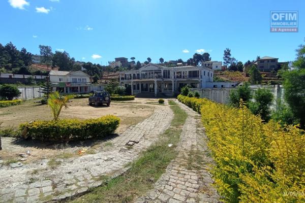 Une propriété avec espace à finir sur un terrain 2 342 m2 à Ambohimangakely