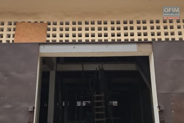Un entrepôt neuf de 1 000m2 sur 2 niveaux à Anosizato