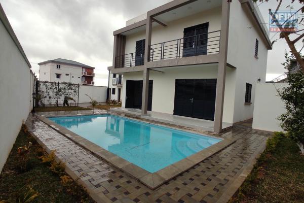 A VENDRE une villa  neuve  de 200m2 habitable avec piscine sur 420m2 a Manadriana Ambatobe
