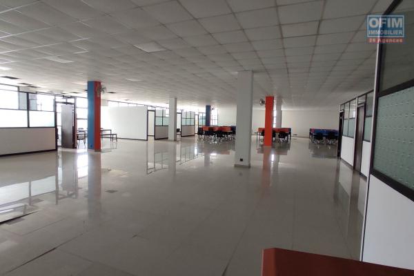 À LOUER – SPACIEUX LOCAL COMMERCIAL OU PROFESSIONNEL DE 1500m2 À ANOSIZATO