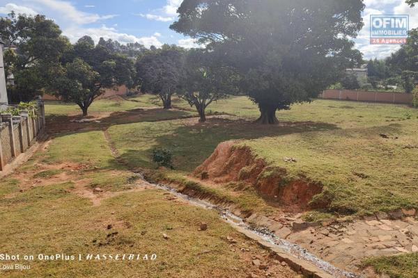 A VENDRE - Beau terrain constructible, clôturer, dans un secteur stratégique à Antanetibe Ivato, contact rapide 0340244304