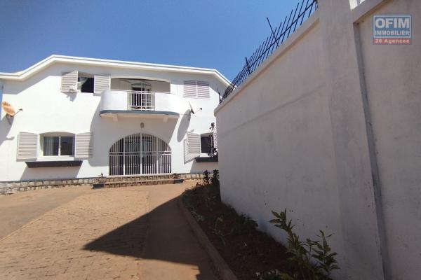 A louer, villa F5 à étage sise à Ambohimirary- Antananarivo (contact Felana)