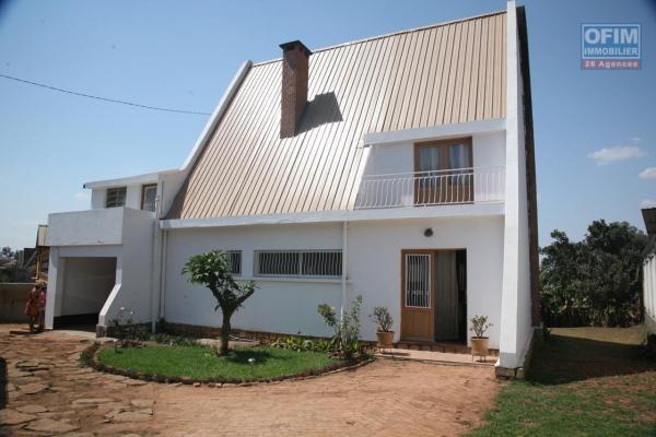 Opportunité à ne pas manquer, villa à rénover à vendre sur Ambohibao à quelques mètres de la route principale, sur un terrain de 1 000m2. Contact Mr Jacky