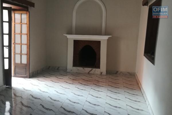 Une maison F4 à étage à Ambanidia ( CONTACT LALAINA 0340858376)