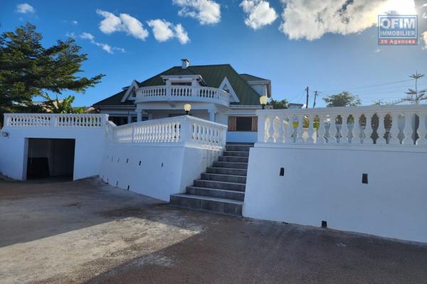 À LOUER - villa à étage F5 avec piscine à Ankadindravola Ivato. Contact Mr Jacky 034 02 443 04
