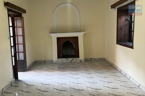 Une maison F4 à étage à Ambanidia ( CONTACT LALAINA)