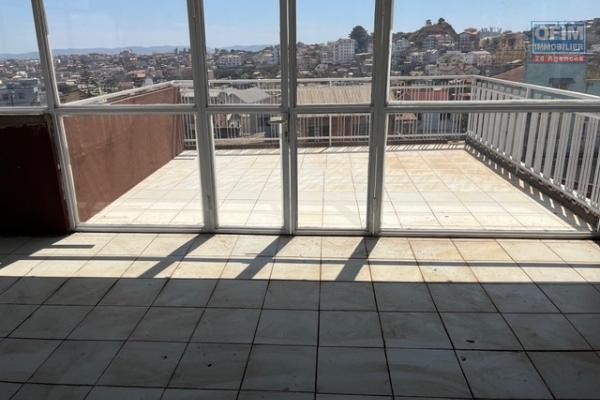 Un appartement T5 en triplexe &agrave; Analamahitsy (CONTACT LALAINA)