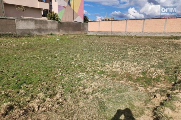À vendre un terrain de 400m2 à quelques mètres de by pass sis à Alasora. Contact Mr Jacky 0340244304