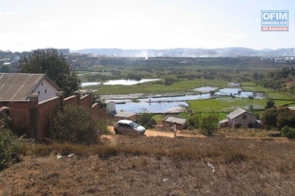 Vente terrain de 2468 m2 en pente avec vue incroyable à Ambatomaro