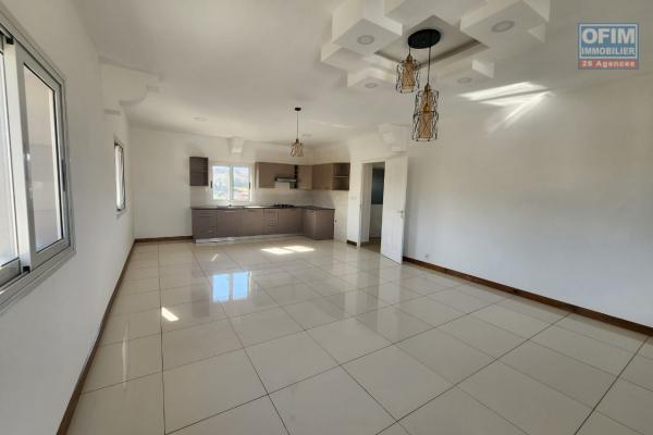 En location appartement de type T3, T4, T5 dans un immeuble neuf de R+4 situé à Mandrimena Iavoloha. Contact Mr Jacky 0340244304