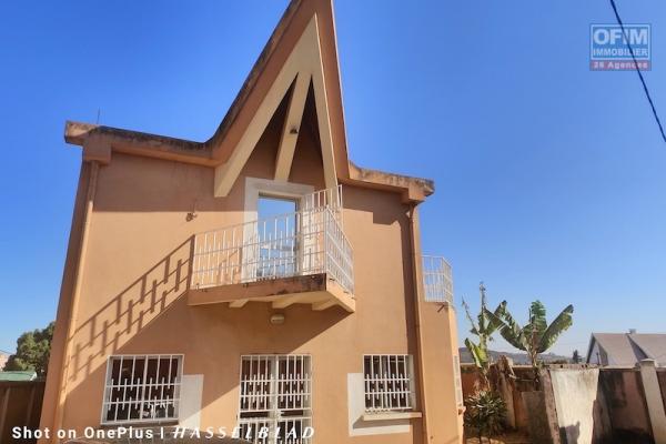 A vendre maison F4 sur terrain de 292M2 &agrave; Talatamaty contact 0340244304 Mr Jacky