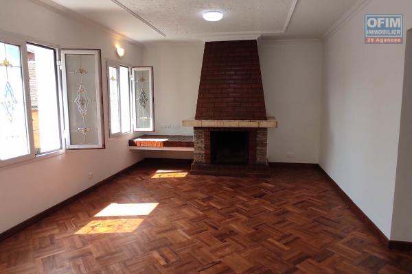 A LOUER Charmant appartement T3 refait à neuf  avec avec parking à Ankadifotsy CONTACT FRANCIA 034 02 218 69