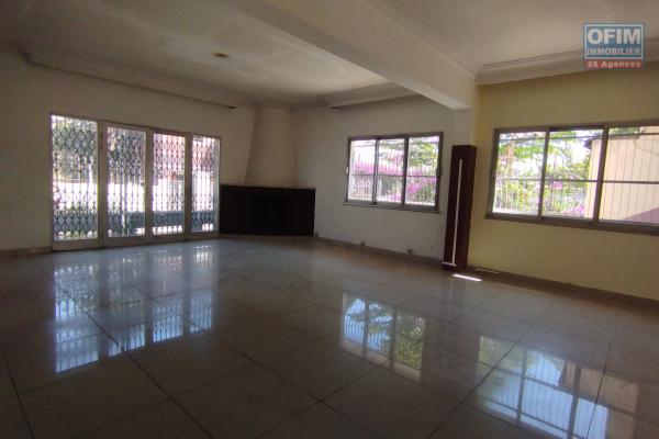 A vendre, maison &agrave; 2 &eacute;tages en bord de route principale sur Antsakaviro - Antananarivo (Contact Felana)