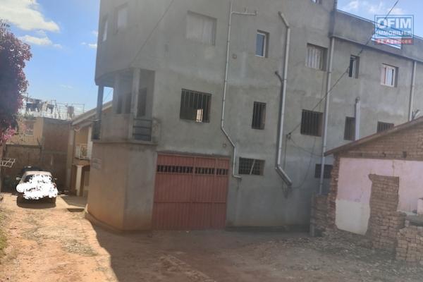 a vendre immeuble R+3 à finir sur Talatamaty contact:034 02 443 01