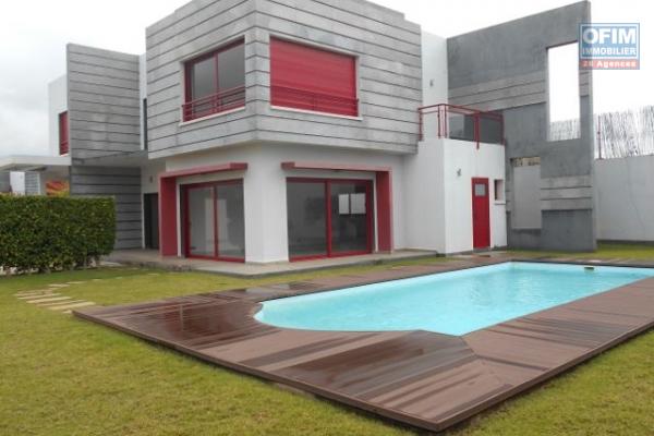 Une villa F4 avec piscine dans une r&eacute;sidence s&eacute;curis&eacute;e &agrave; Ankadimbahoaka ( CONTACT LALAIAN)