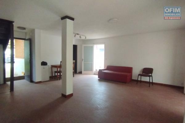 A louer, un maison F4 à usage bureau, avec parking sur Ankorondrano (contact Felana 0341654755)