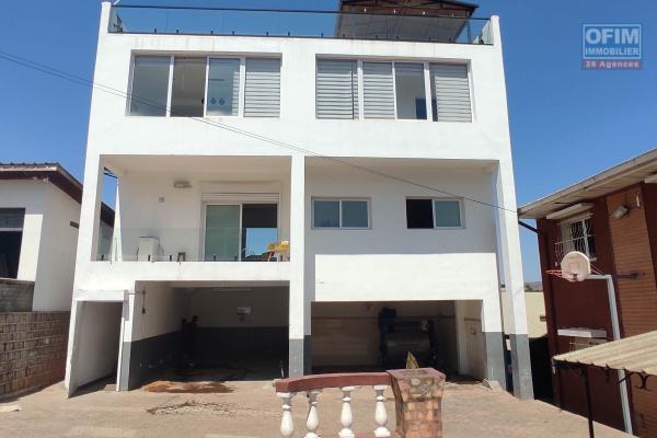 a louer une maison en duplex F3 avec toit- terrasse à andoharanofotsy tel 034 02 218 69