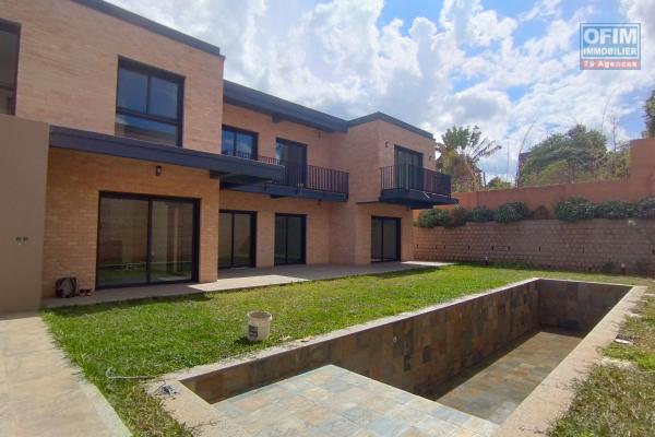 A louer, magnifique villa F4+, neuve avec piscine sur Ambatobe ( contact Felana)