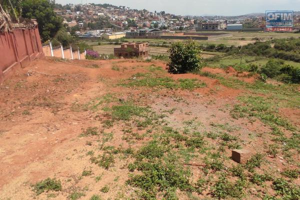 A VENDRE beau terrain de 960m2 dans un quartier calme à Ambohimangakely