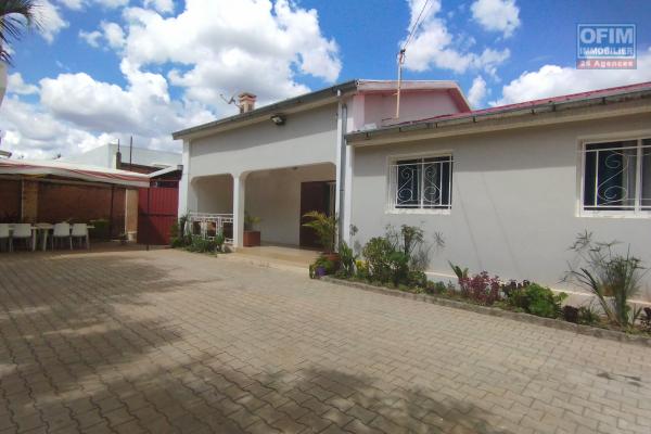 A louer, villa basse F5 dans une résidence à Ambohibao Manerinerina