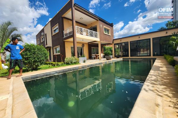 En location villa meublée de standing type F6 avec piscine à 5 minutes de l'aéroport Ivato. Contact rapide Mr Jacky 034 02 443 04