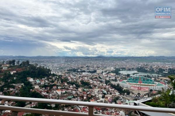 Vente d'un appartement T3 d'une superficie de 140m2 sur la haute ville &agrave; Ambohimitsimbina ( CONTACT LALAINA)