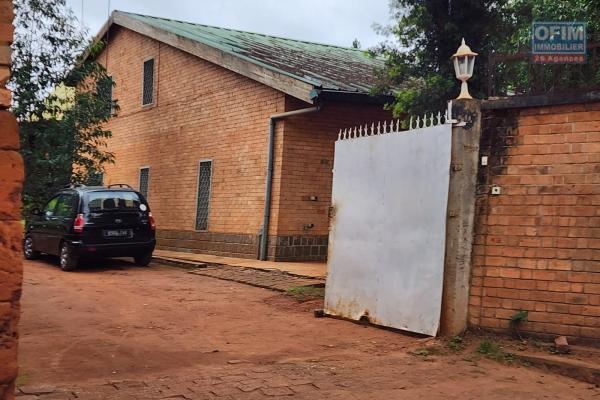 &Agrave; vendre une Maison de type F5, environnement r&eacute;sidentiel, calme et s&eacute;curis&eacute;. Acc&egrave;s facile, proximit&eacute; de la nouvelle rocade a&eacute;roport Ivato et Ambohitrimanjaka. ( Contact rapide Mr Jacky +261 34 02 443 04 )