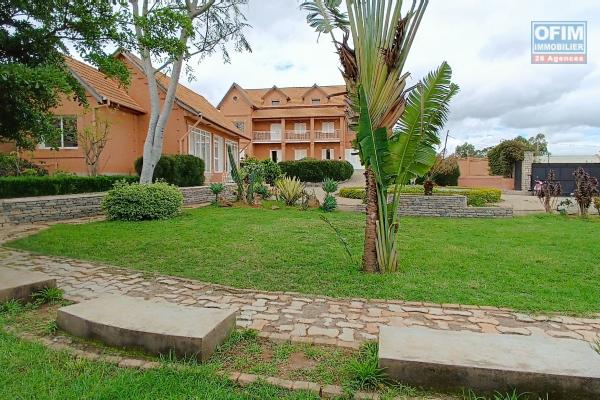 A VENDRE une propri&eacute;t&eacute; de 2250m2 avec maison F8 , salle &eacute;v&egrave;nementielle et piscine &agrave; Alasora , c contact Francia 034 02 218 69